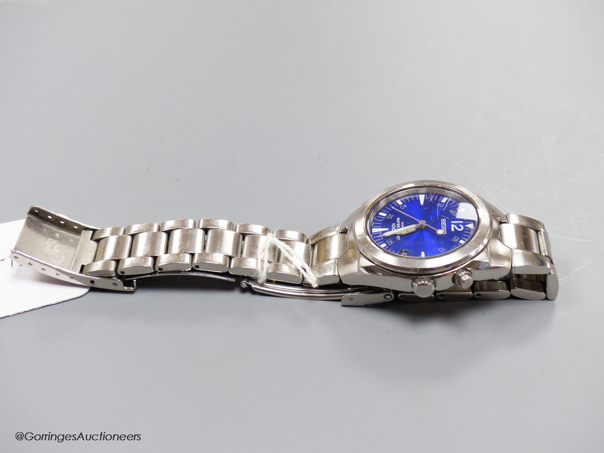 A gentleman's modern stainless steel Seiko Kinetic Waterproof 100M wrist watch, with blue dial, on stainless steel Seiko bracelet, case diameter 39mm excl. crown.